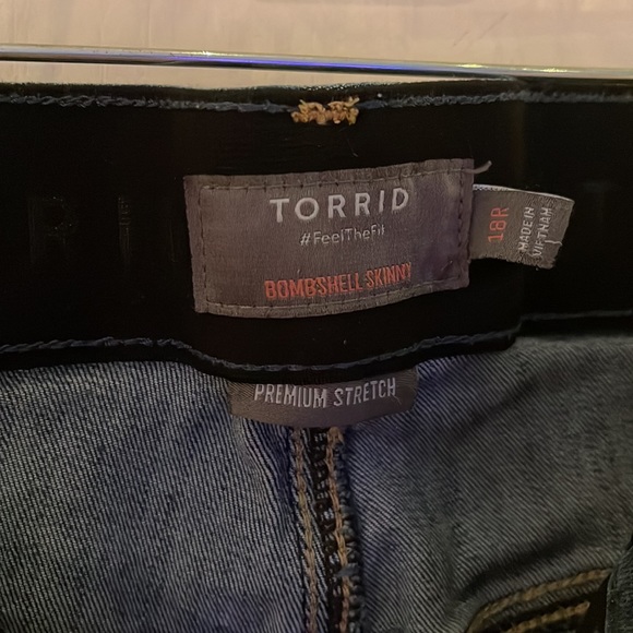 Torrid BOMBSHELL SKINNY PREMIUM STRETCH HIGH-RISE DESTRUCTED JEAN - Picture 2 of 4